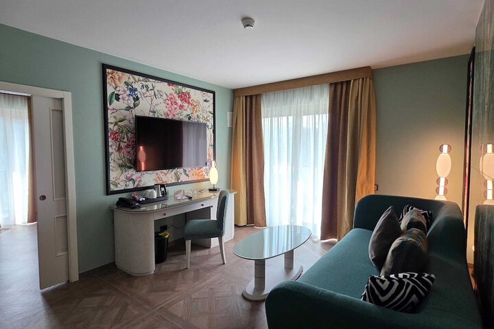 Room 102 of 197