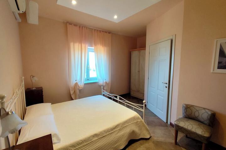 Room 8 of 33