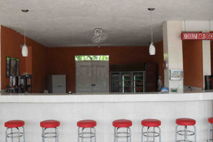 Lounge 16 of 27