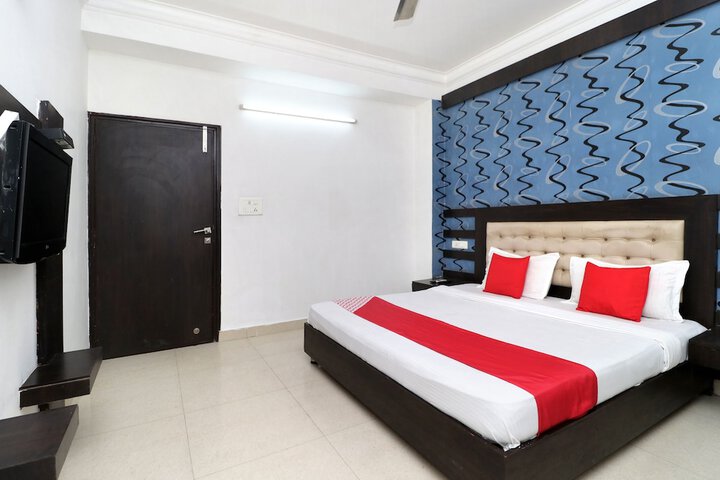 Room 12 of 17