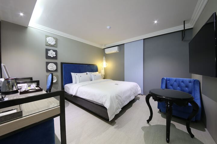 Room 4 of 70