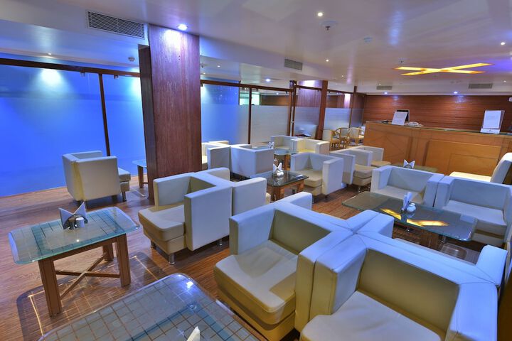Lounge 30 of 41