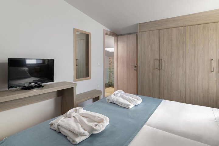 Room 4 of 33