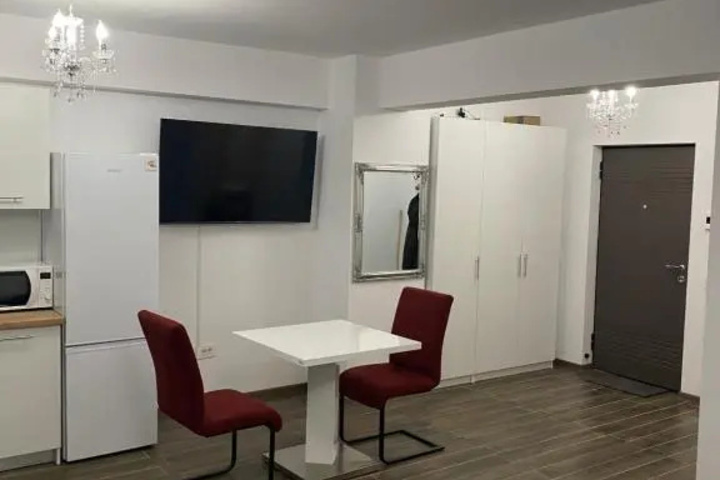Room 4 of 8