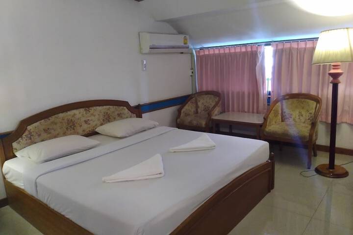 Room 28 of 147