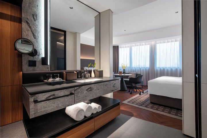 Room 32 of 70