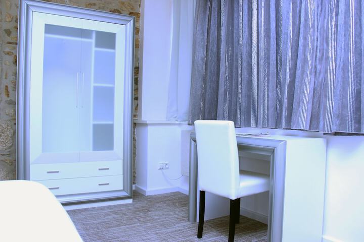 Room 13 of 42