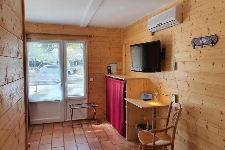 Room 9 of 32