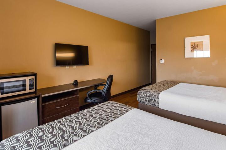 1 Queen Bed Flat Screen Television Microwave and Refrigerator High Speed Internet Accessible Full Breakfast (16 of 17)