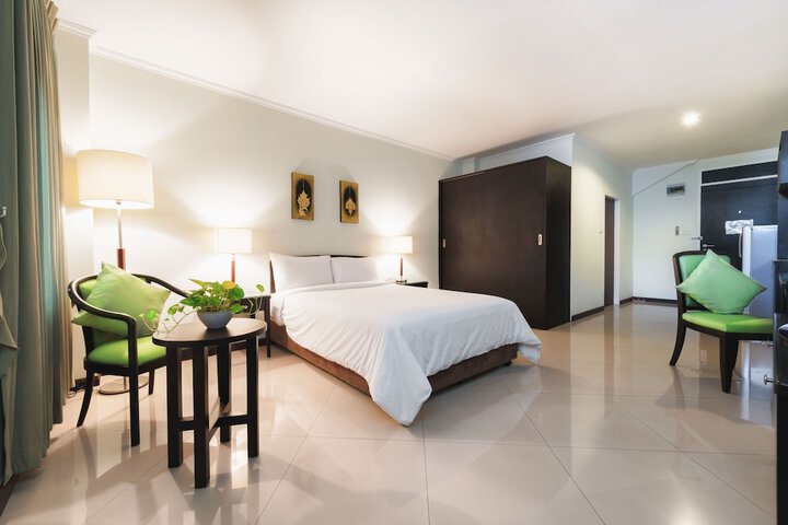 Room 6 of 18