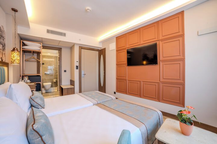 Room 28 of 65