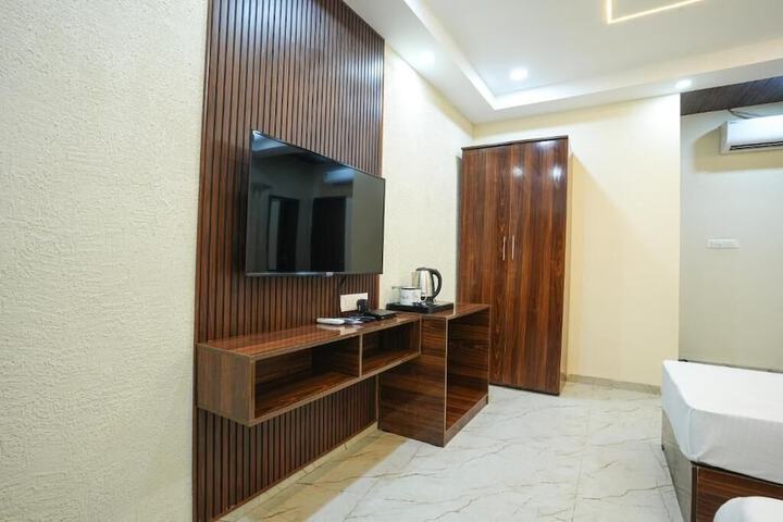 Room 3 of 27