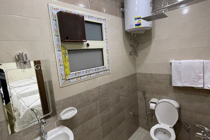 Room 4 of 18