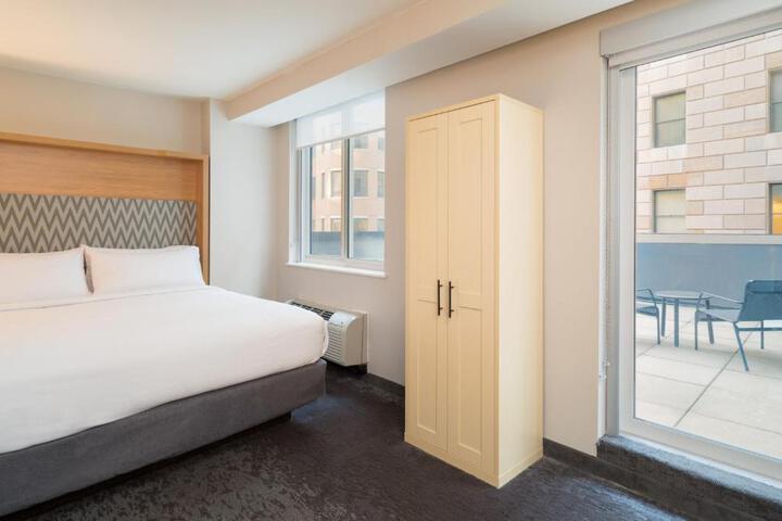 1 Cali King Bed Comm Mobility Accessible Tran Shower (14 of 14)