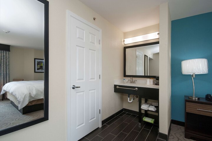 1 Queen Accessible Bathtub Pet Friendly Room, Microwave, Refrigerator WiFi Full Breakfast (4 of 10)