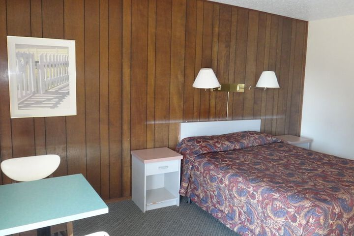 Room 4 of 16