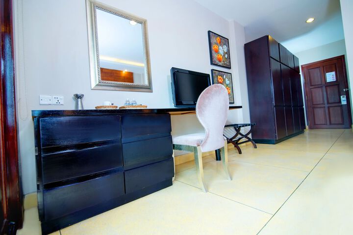 Room 13 of 36