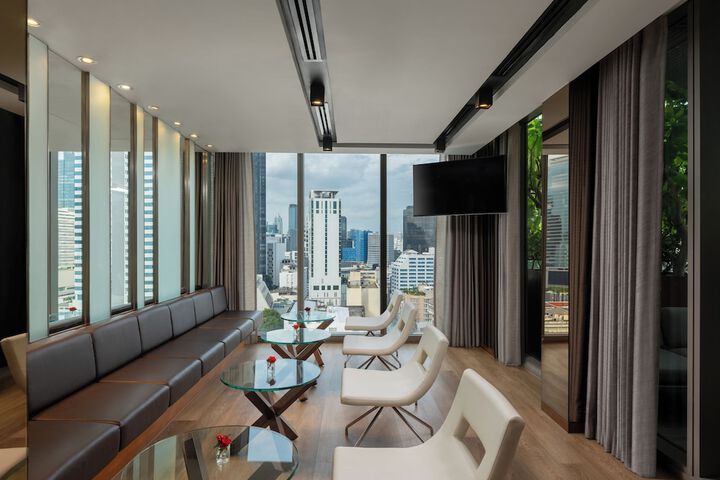 Lounge 112 of 122