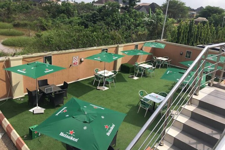 Lounge 54 of 64
