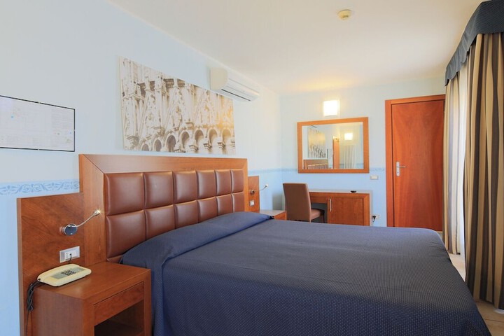 Room 28 of 67
