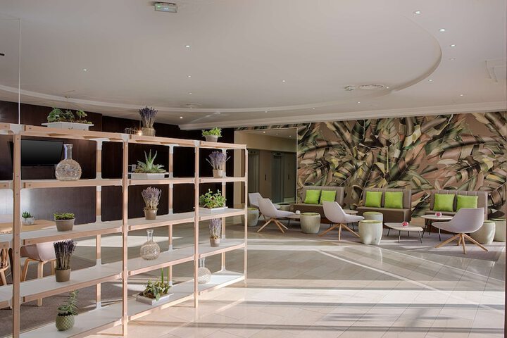Entrance & Lobby