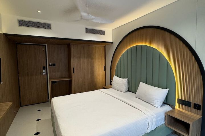 Room 6 of 28