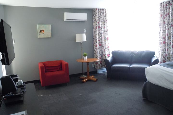 Room 33 of 77