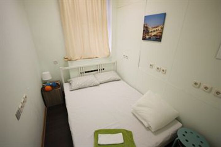 Room 17 of 27