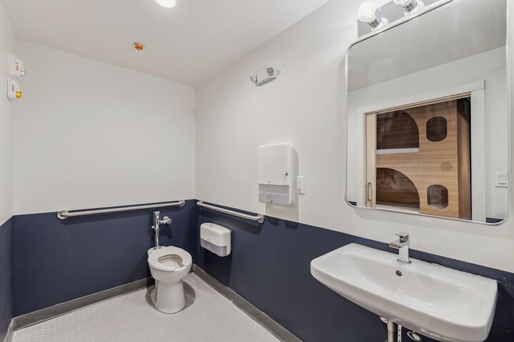 Room 9 of 16
