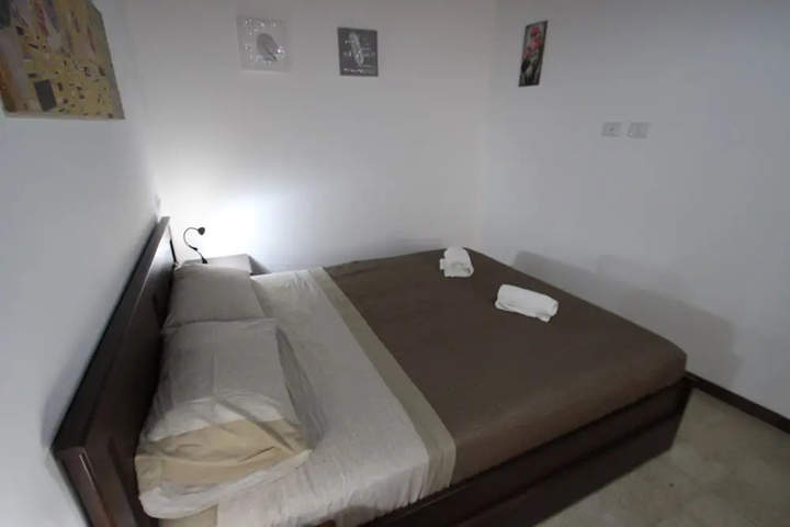 Room 4 of 17