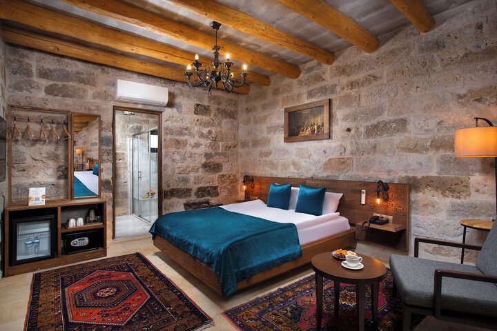 Room 3 of 37