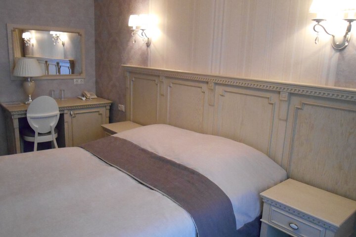 Room 8 of 103