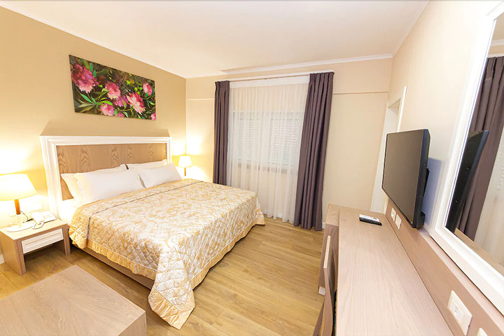 F & M HOTEL