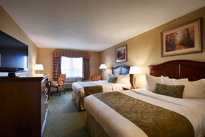 2 Queen Beds High Speed Internet Accessible Coffee Maker, Hairdryer Iron and Ironing Board Full Breakfast (3 of 4)