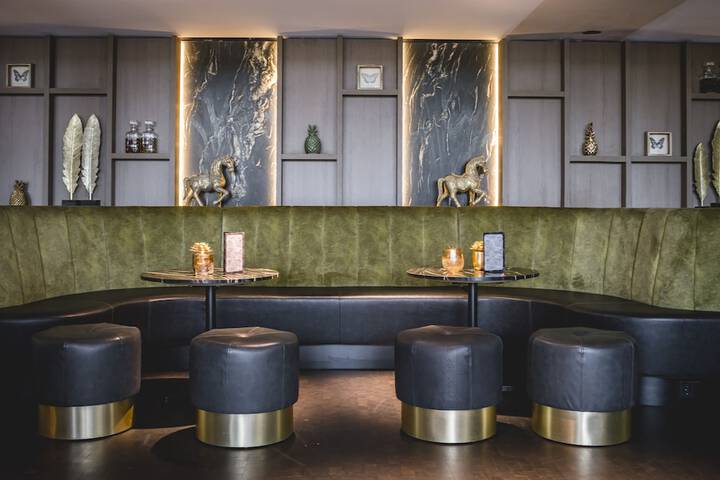 Lounge 103 of 108