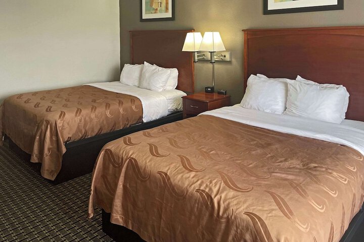 2 Queen Beds (1 of 5)