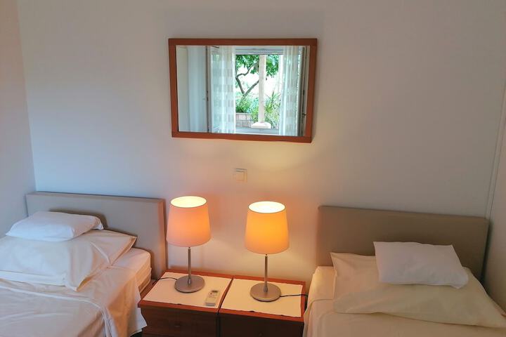 Room 20 of 102