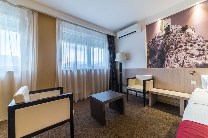 Room 28 of 103