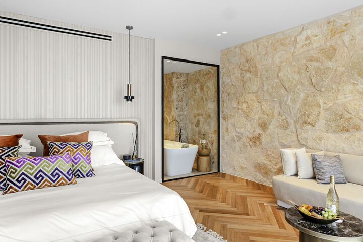 Room 28 of 115
