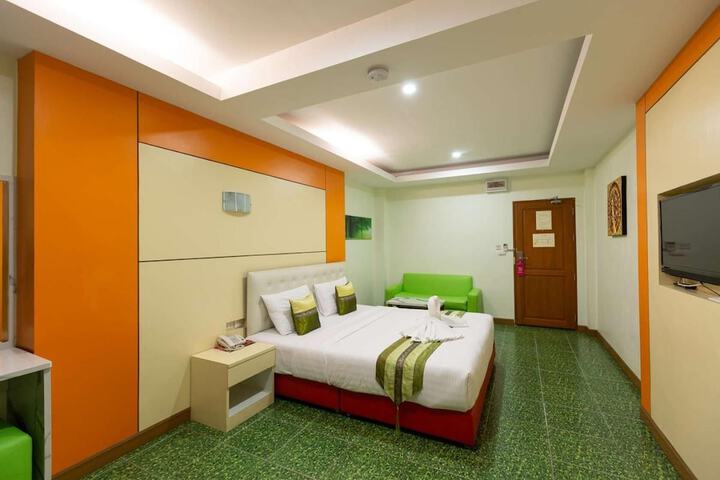 Room 9 of 37
