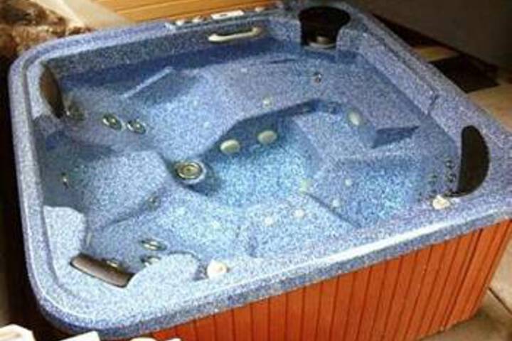 Hot Tub 31 of 38