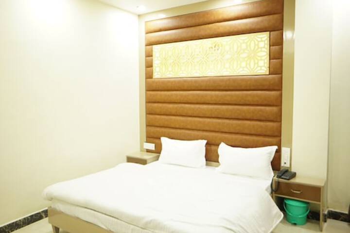 Room 9 of 18