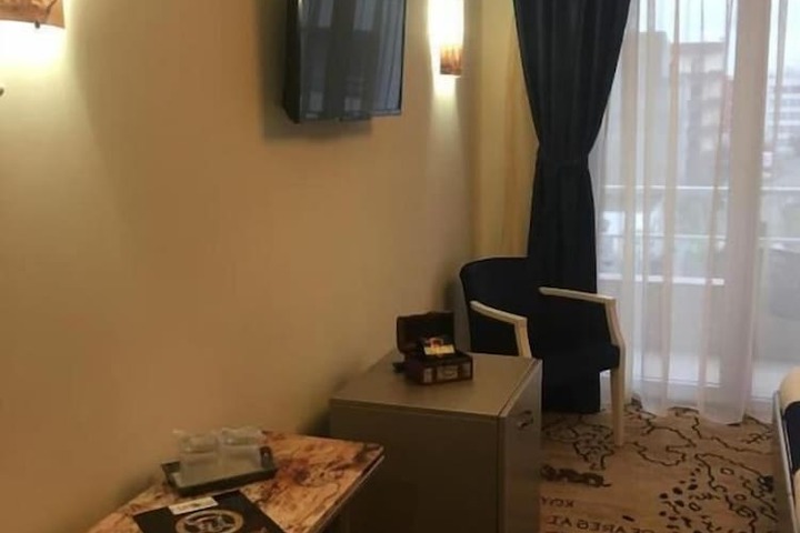 Room 12 of 33
