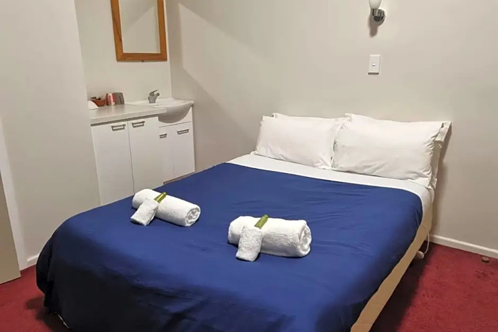 Room 4 of 18