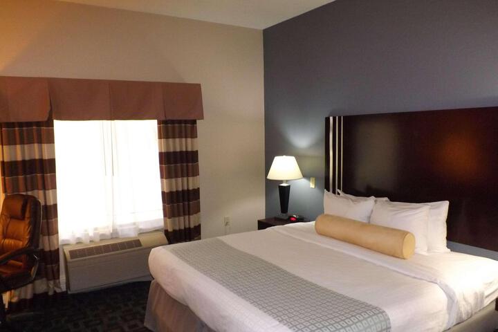 1 King Bed Sofa Bed Wet Bar Work Desk Microwave and Refrigerator WiFi Full Breakfast (2 of 8)