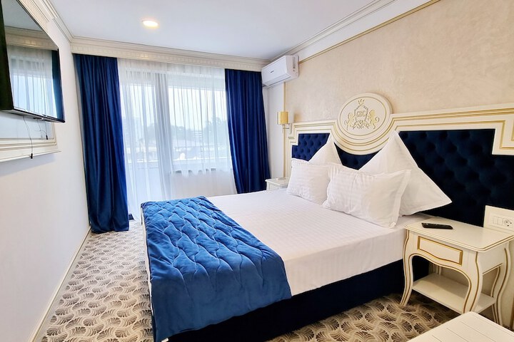 Room 10 of 52