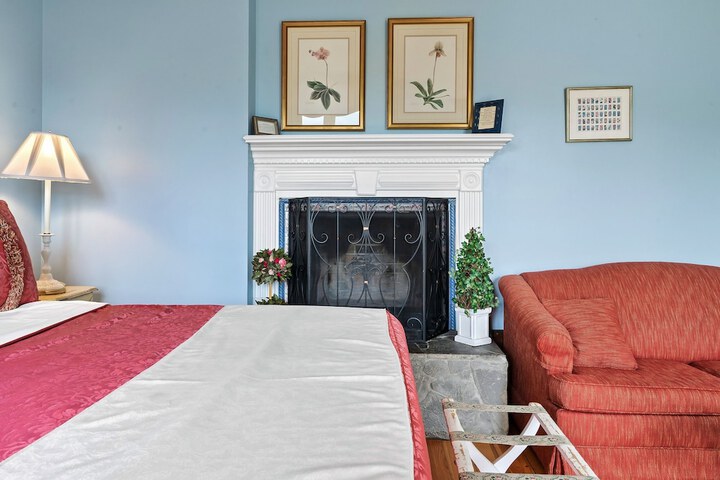 Snug Hug Queen Suite with Fireplace (94 of 131)