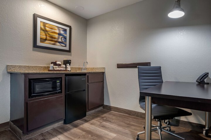 Suite 1 King Bed Microwave and Refrigerator WiFi Full Breakfast (9 of 21)