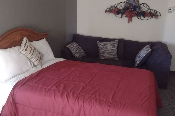Comfort Room 1 Queen Bed (3 of 12)