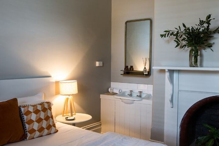 Room 4 of 32